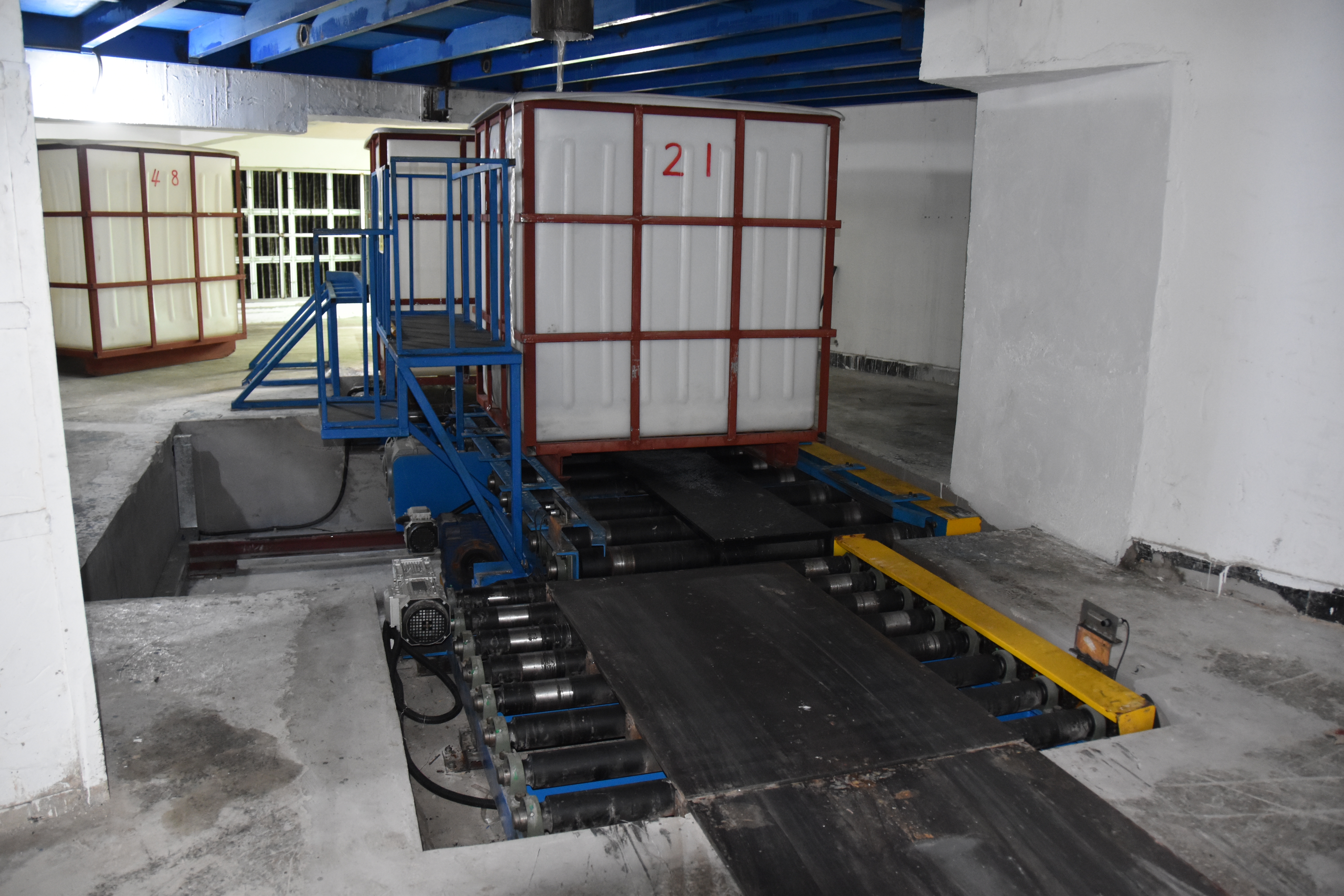 Garis pengeluaran serat ruji poliester